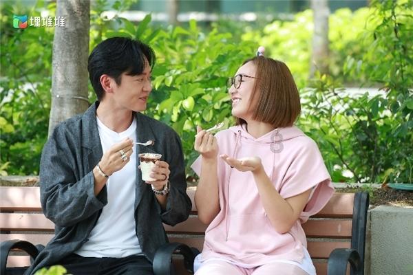 54岁李嘉欣露面！状态苍老不敢认，颜值断崖下滑，老公举动显宠溺